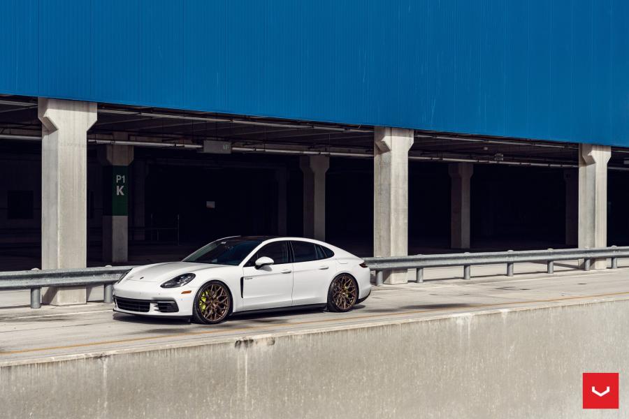  Porsche Panamera 4 on Vossen Wheels 2019 года  (фото 13 из 17)